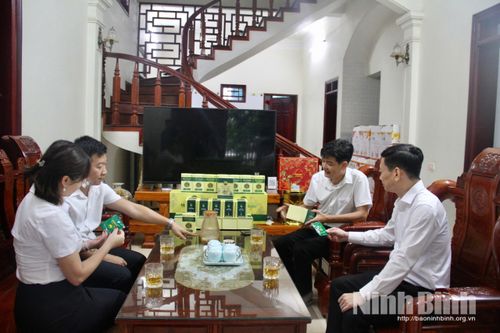 Anh Nguyễn Đức Tuấn (trong cùng, bên phải) giới thiệu sản phẩm chế biến từ sâm Cúc Phương.