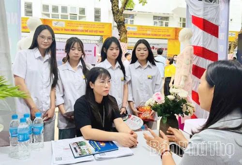 Sinh viên Trường Cao đẳng nghề Phú Thọ tìm hiểu thông tin về việc làm trong ngày hội tư vấn định hướng nghề nghiệp - tuyển sinh và kết nối cung - cầu lao động.