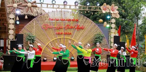 Các câu lạc bộ văn nghệ của xã Trung Sơn trình diễn những tiết mục mang đậm bản sắc văn hóa dân tộc.