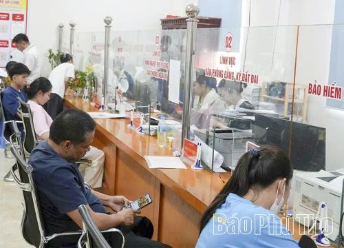 Yên Thủy xác định người dân vừa là trung tâm vừa là chủ thể và là động lực của quá trình CĐS.