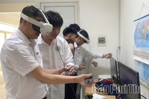 Tiên phong thực hiện chuyển đổi số, học sinh Trường THPT Đồng Đậu được thực hành kính thực tế ảo VR, góp phần nâng cao hiệu quả học tập.