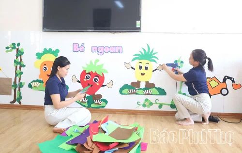 Giáo viên Trường Mầm non Hoa Hồng, phường Vĩnh Phúc trang trí lớp học chuẩn bị đón học sinh bước vào năm học mới.
