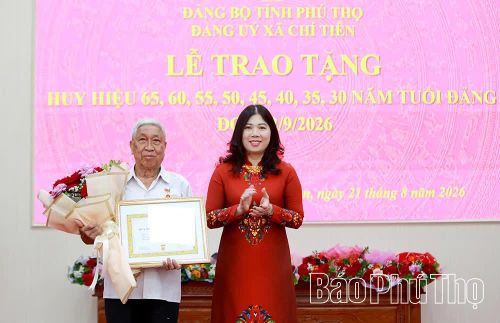 Phó Chủ tịch HĐND tỉnh Nguyễn Thị Hồng Lâm trao tặng Huy hiệu 65 năm tuổi Đảng cho đảng viên lão thành Trần Văn Ý, Chi bộ thôn Trần Phú.
