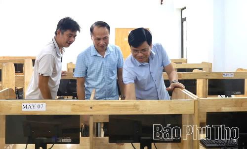 Cán bộ Trường THCS Vĩnh Tường kiểm tra phòng Tin học, rà soát hệ thống máy tính và thiết bị công nghệ trước thềm năm học mới.