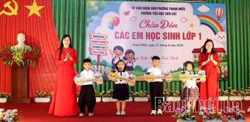 Trường Tiểu học Tiên Cát tặng quà cho các em học sinh lớp 1 trong ngày tựu trường. Học sinh được tặng biểu trưng chìa khóa mở cửa tri thức, chắp cánh ước mơ.