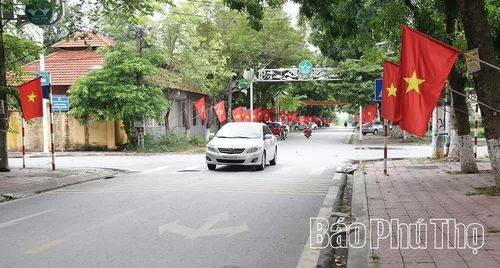Cờ Tổ quốc rực rỡ trên các tuyến đường phường Vĩnh Yên trong những ngày lễ.
