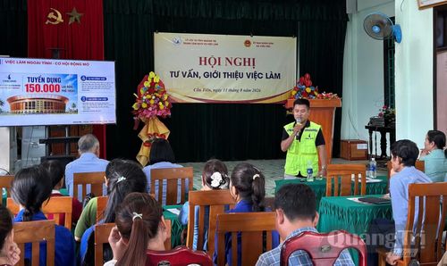 Nhà tuyển dụng tư vấn thông tin việc làm trực tiếp cho người lao động tại xã Cồn Tiên - Ảnh: P.K