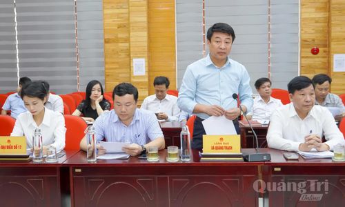 Đại diện lãnh đạo UBND xã Quảng Trạch báo cáo tại buổi làm việc - Ảnh: N.H