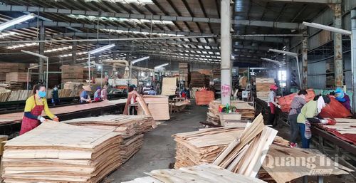 Các cụm công nghiệp góp phần giải quyết việc làm, chuyển dịch cơ cấu lao động và nâng cao đời sống của người dân - Ảnh: L.Chi