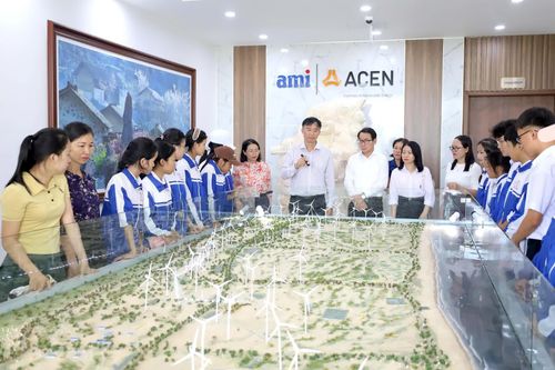 Học sinh tìm hiểu mô hình khai thác năng lượng gió tại Nhà máy điện gió BT1 thuộc Cụm trang trại điện gió B&T Quảng Bình - Ảnh: Quang Ngọc