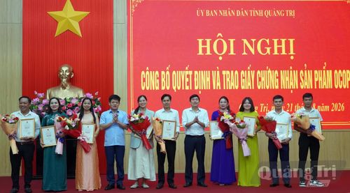 Đồng chí Lê Văn Bảo, Phó Chủ tịch UBND tỉnh và đại diện lãnh đạo Sở Nông nghiệp và Môi trường trao giấy chứng nhận và tặng hoa chúc mừng các chủ thể có sản phẩm OCOP 3 sao - Ảnh: H.Tr