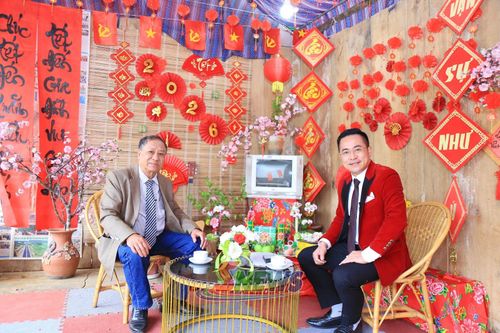 Nhạc sĩ Lê Quang Ánh (bên trái) trong một chương trình giao lưu của Báo và Phát thanh, truyền hình Sơn La.