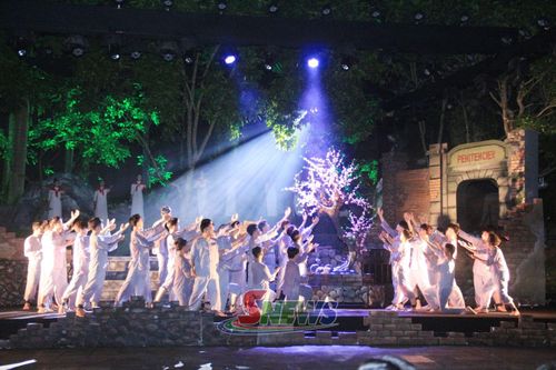 Tác phẩm Mầm sống trong show diễn thực cảnh Địa ngục trần gian.