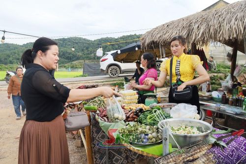 Du khách trải nghiệm ẩm thực Tây Bắc tại các gian hàng do đồng bào dân tộc Thái bản Vặt Hồng chuẩn bị.