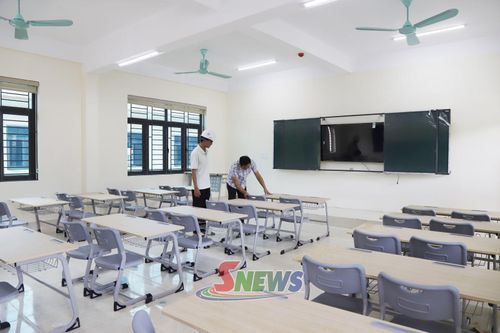 Đơn vị thi công kiểm tra thiết bị phòng học.