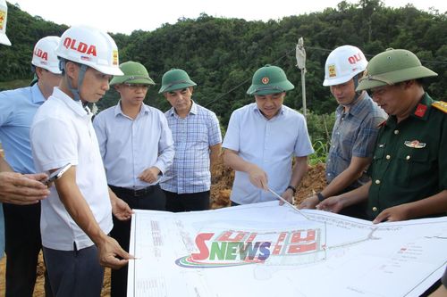 Đồng chí Chủ tịch UBND tỉnh và Đoàn công tác của Ủy ban Kiểm tra Trung ương kiểm tra tiến độ thi công tại Trường Phổ thông nội trú Tiểu học - THCS Mường Lèo. Ảnh: PV