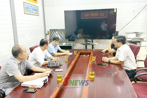 Đoàn công tác của Sở Khoa học và Công nghệ kiểm tra, kiểm thử Hệ thống hội nghị truyền hình trực tuyến tại xã Muổi Nọi.Ảnh: Sở KH&CN cung cấp.