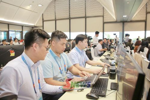 Hội viên Hội Nhà báo tỉnh tác nghiệp tại Trung tâm Báo chí Đại hội XIV của Đảng.Ảnh: PV