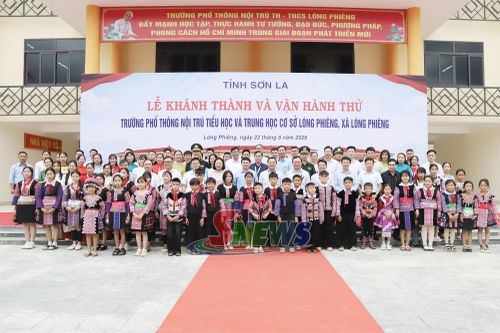 Các đồng chí lãnh đạo tỉnh chụp ảnh lưu niệm cùng thầy và trò Trường phổ thông nội trú Tiểu học và THCS Lóng Phiêng.