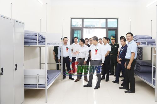 Các đại biểu thăm quan phòng ở của học sinh.