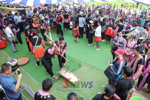 Đông đảo nhân dân và du khách cổ vũ phần thi giã bánh dày.