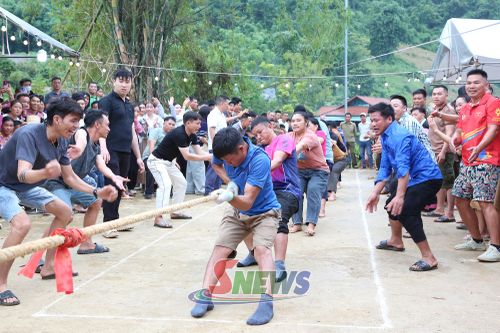 Thi đấu môn kéo co tại phiên chợ