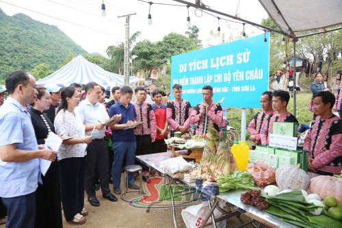 Ban giám khảo chấm phần thi ẩm thực tại phiên chợ.