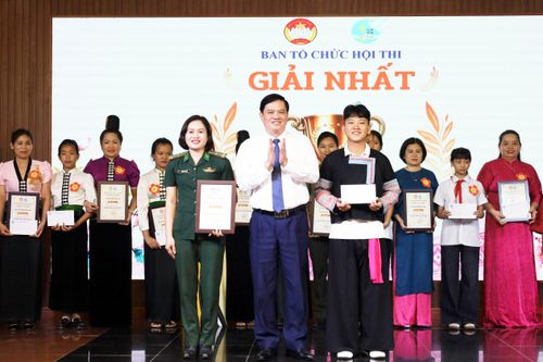 Ban tổ chức trao giải nhất cho đội thi Hội Phụ nữ Ban Chỉ huy Bộ đội Biên phòng tỉnh.