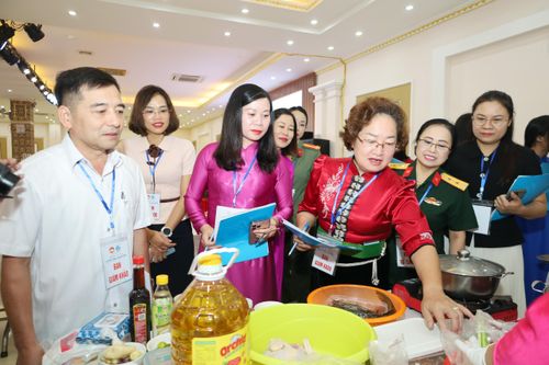 Ban giám khảo kiểm tra nguyên liệu của các đội thi.