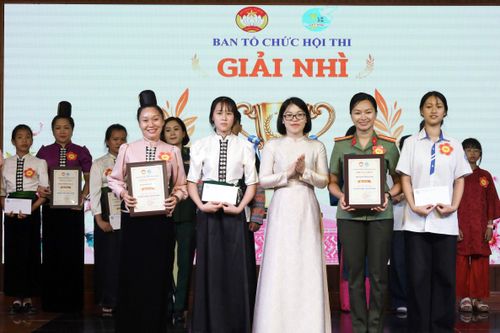 Ban tổ chức trao giải nhì cho các đội thi.