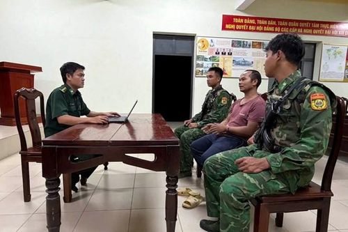 Cơ quan chức năng làm việc với đối tượng tàng trữ ma túy. Ảnh: Bộ đội Biên phòng TP Huế.