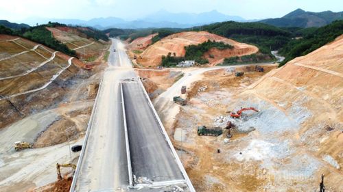 Nút giao Quốc lộ 2 trên tuyến cao tốc Tuyên Quang- Hà Giang đang được các nhà thầu đẩy mạnh thi công.