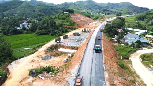 Công ty cổ phần Đông Dương đang thảm lớp bê tông nhựa cuối cùng tại gói thầu 20 trên tuyến Cao tốc Tuyên Quang- Hà Giang.