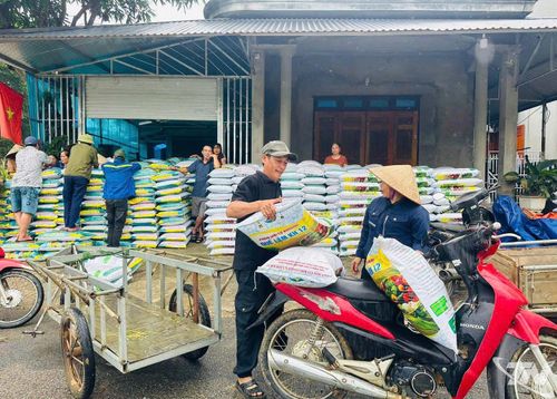 Người dân xã Hợp Thành nhận vật tư nông nghiệp triển khai mô hình sản xuất lúa nếp Vải theo hướng hữu cơ.