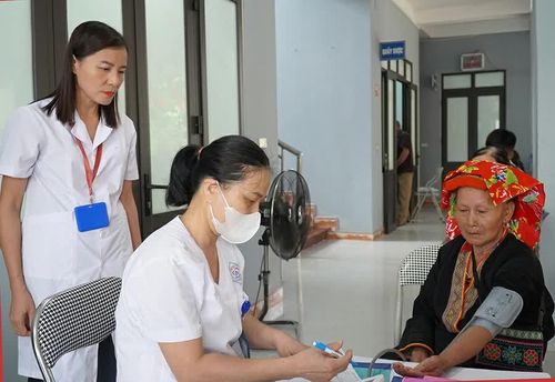 Trạm y tế xã Tràng Xá tổ chức khám, lập sổ theo dõi và cấp thuốc tăng huyết áp cho người dân.
