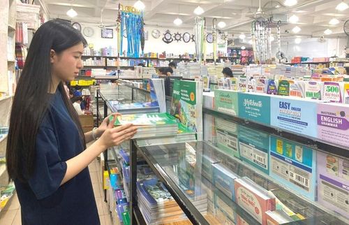 Mua sách giáo khoa trước thềm năm học mới.