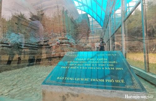 Trước đó đã có nhiều dự án bảo tồn Tháp Phú Diên, trong đó có lắp hệ thống nhà bao che và kính. Trong rất nhiều mối lo, điều khiến các chuyên gia lo ngại nhất là vấn đề nước biển dâng, mưa cực đoan khiến công trình ngập sâu dài ngày.
