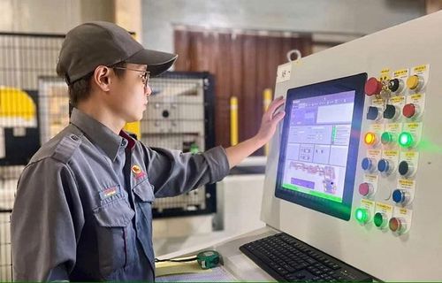 Người lao động Casumina kiểm tra thông số cài đặt máy trên hệ thống điều khiển, chuẩn bị cho quá trình sản xuất