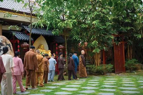Nhiều gia đình về chùa học cách yêu thương, cách dạy con và kiến tạo hạnh phúc từ lời Phật dạy