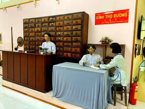 Không gian trưng bày tái hiện một số nét văn hóa, sinh hoạt và nghề truyền thống của cộng đồng người Hoa. Ảnh: Tường Quang