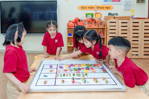 Giáo viên không làm hộ hay biến mọi khoảnh khắc thành một bài giảng. Trẻ sẽ có cơ hội tự nghĩ, tự thử và tự tìm cách giải quyết.