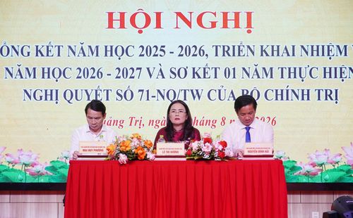 Bà Lê Thị Hương - Giám đốc Sở GD&ĐT Quảng Trị (áo đỏ, ở giữa) cho biết, kỳ thi tốt nghiệp THPT vừa qua, Quảng Trị xếp thứ 13/34 tỉnh, thành phố trong cả nước.