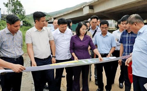 Đoàn công tác của Thường trực HĐND tỉnh khảo sát việc triển khai thực hiện Dự án tuyến đường nối QL279 với đường bao biển Hạ Long - Cẩm Phả. Ảnh: Mạnh Trường