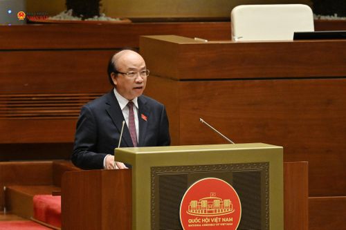 Chủ nhiệm Ủy ban Pháp luật và Tư pháp Phan Chí Hiếu trình bày Báo cáo thẩm tra về cơ chế, chính sách đối với dự án xây dựng khu đô thị lấn biển để tích hợp vào dự án Luật Phát triển đô thị. Ảnh: Thủy Nguyễn