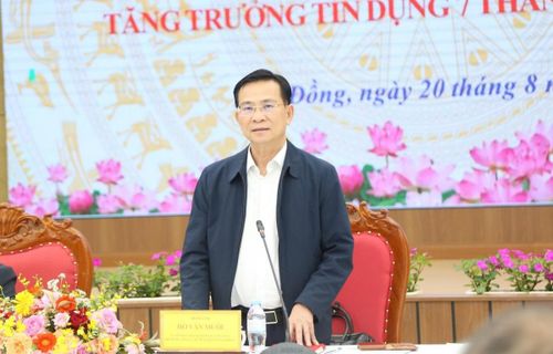 Chủ tịch UBND tỉnh Lâm Đồng Hồ Văn Mười phát biểu tại cuộc họp nghe báo cáo tình hình hoạt động ngân hàng và kết quả tăng trưởng tín dụng 7 tháng 2026 (ảnh CTV).