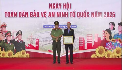 Đại tá Lê Văn Thuận, Phó Giám đốc Công an tỉnh Tây Ninh trao bằng khen của Bộ Công an tặng một khu công nghiệp tiêu biểu trong phong trào Toàn dân bảo vệ an ninh Tổ quốc