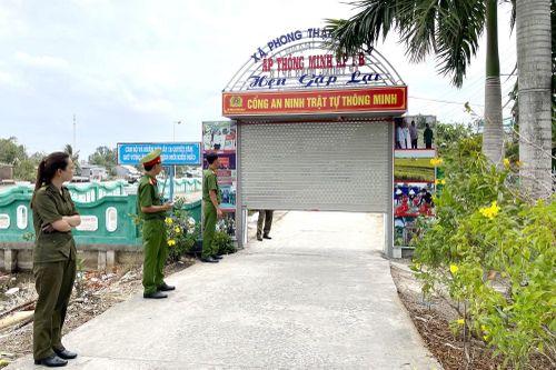 “Cổng an ninh trật tự thông minh” trang bị cửa cuốn, bộ điều khiển tự động cùng hệ thống camera giám sát kết nối mạng Internet