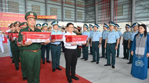 Lãnh đạo Quân khu 7 và TP Hồ Chí Minh đưa các mẫu vật hài cốt liệt sĩ lên máy bay.
