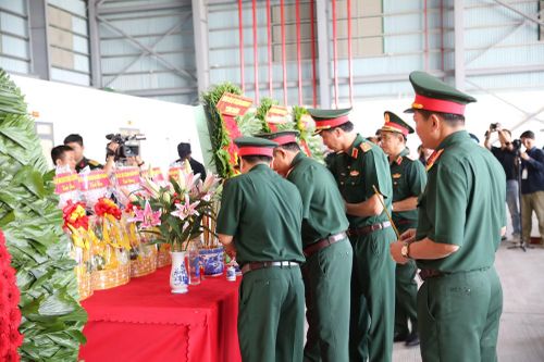 Các đại biểu dâng hoa, dâng hương các Anh hùng liệt sĩ.