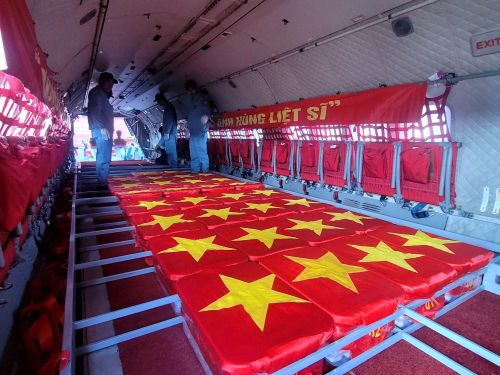 Các thùng mẫu sinh phẩm hài cốt liệt sĩ được sắp xếp trên máy bay.